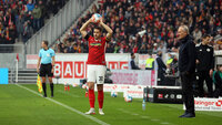 SC Freiburg-Spieler Christian Günther führt einen Einwurf aus bei Bundesliga-Spiel im Stadion mit vollem Zuschauerbereich.