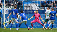 Torwart des FC Schalke 04 pariert einen Ball im Strafraum gegen Werder Bremen im Fußballspiel.