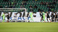 Bundesliga-Spiel: Spieler von Wolfsburg und Bielefeld kämpfen um den Ball vor dem Tor.