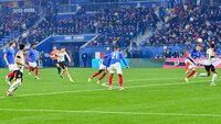 Deutschland und Frankreich in Aktion während eines Fußball-Länderspiels.