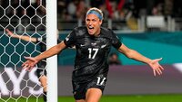 Spielerin der neuseeländischen Nationalmannschaft jubelt nach einem Tor bei einem internationalen Fußballspiel.