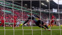Torwart des 1. FC Köln pariert einen Schuss während eines Bundesliga-Spiels.