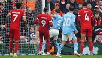 Liverpool- und Manchester-City-Spieler kämpfen um den Ball vor dem Tor.