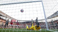 Torjubel im Stadion: Der Ball landet im Netz während eines packenden Spiels zwischen Arsenal und dem Gegner.