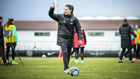 Trainerin des VfL Wolfsburg gibt Anweisungen während einer Trainingseinheit auf dem Fußballplatz.