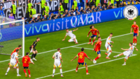 Spannende Spielsituation im Strafraum zwischen Deutschland und Spanien bei einem internationalen Fußballspiel.