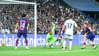 Spannender Fußballmoment mit Torschuss im Stadion zwischen Barcelona und Real Madrid.