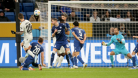 Fußballspieler schießt auf das Tor während eines Bundesliga-Spiels.