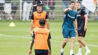 Fußballtrainer gibt Anweisungen während einer Trainingseinheit auf dem Platz.