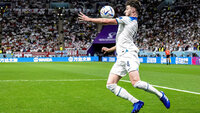 Englischer Spieler kontrolliert den Ball während eines Spiels bei der FIFA-Weltmeisterschaft.