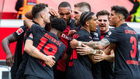 Bayer 04 Leverkusen Spieler feiern gemeinsam einen Torerfolg.