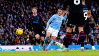 Manchester City-Spieler im Zweikampf gegen Huddersfield Town während eines spannenden Fußballspiels.